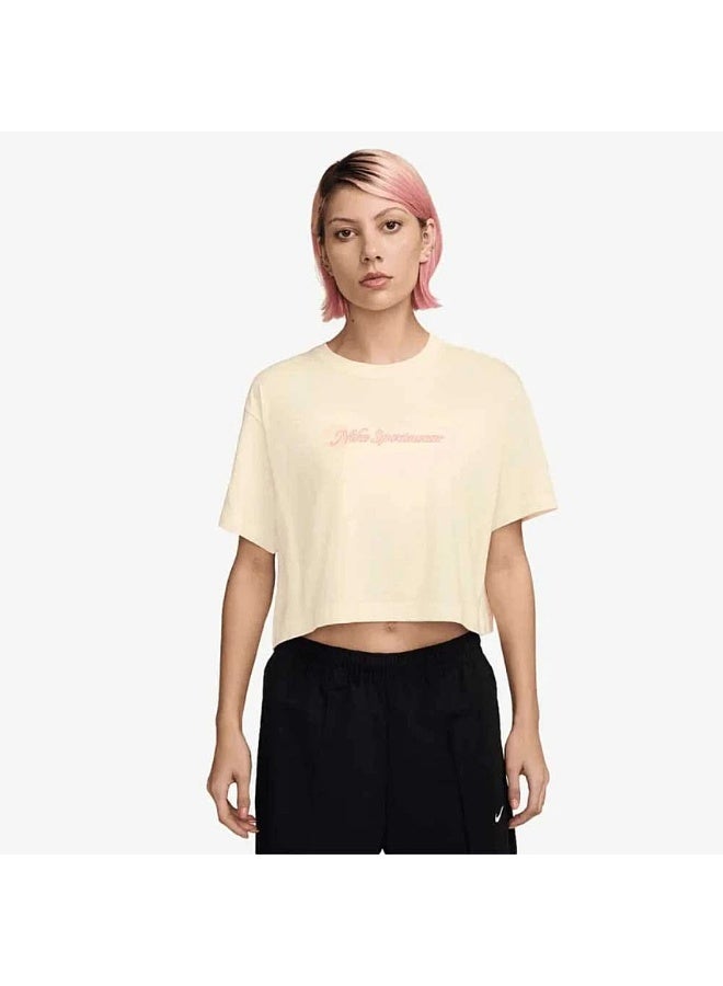 Nike Club short-sleeve crop t-shirt with a crew neck. - Image 1
