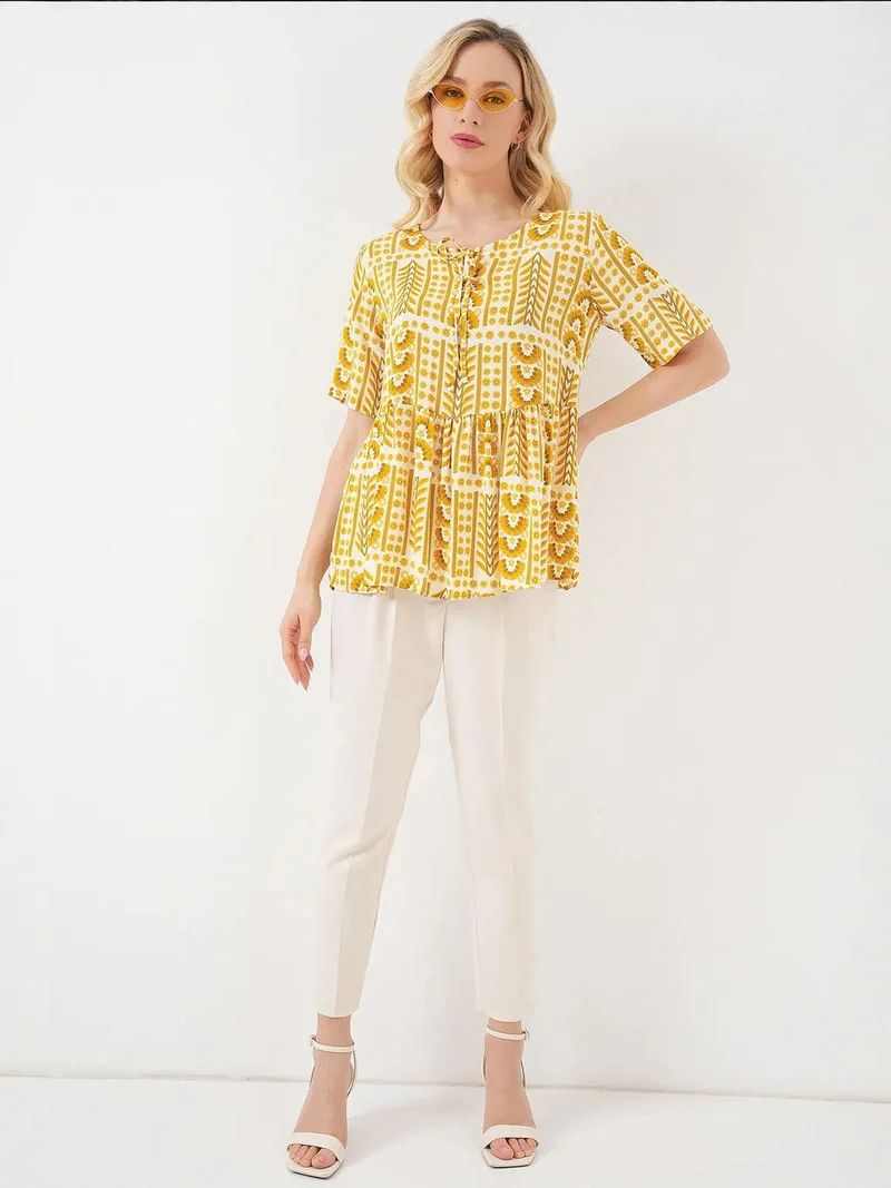 بيغ دارت بلوزة بياقة مستديرة بنقوش وتفاصيل فيونكة