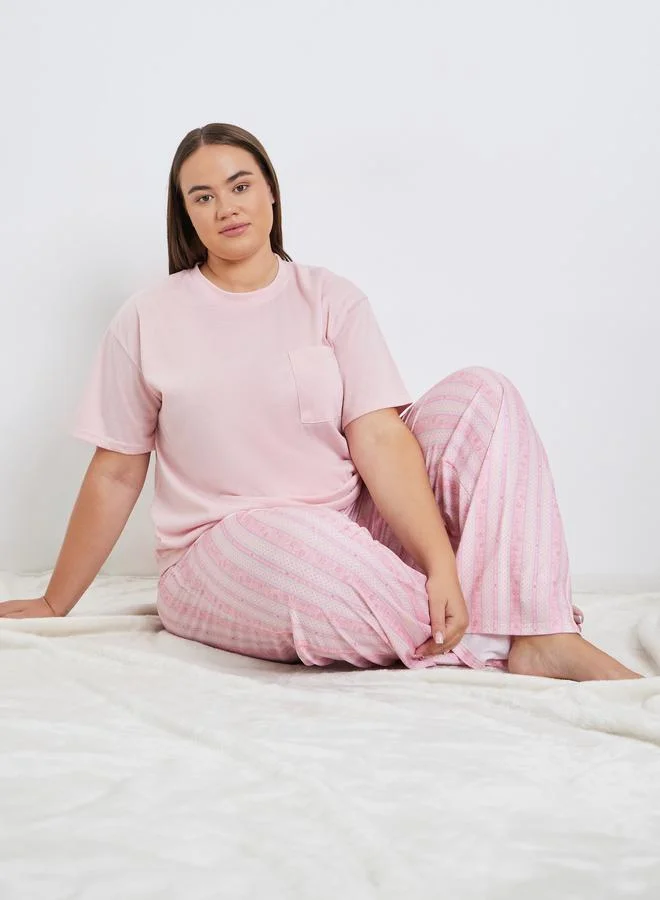 ستايلي طقم من بنطال بيجاما مخطط وتيشيرت بمقاس كبير