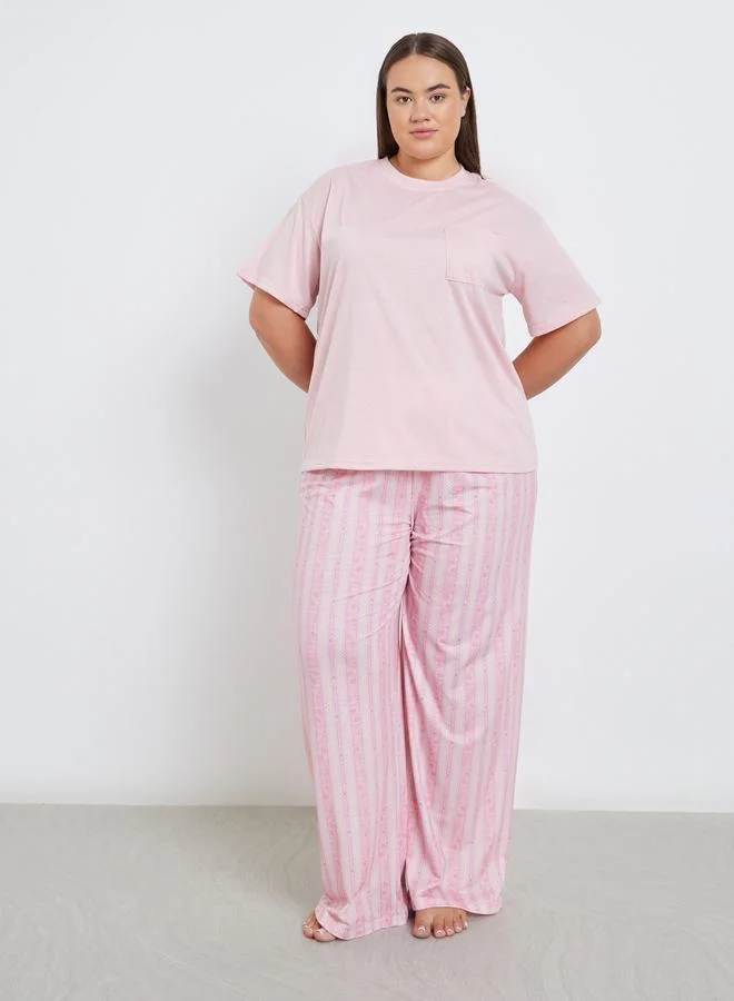 ستايلي طقم من بنطال بيجاما مخطط وتيشيرت بمقاس كبير