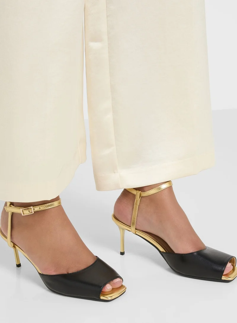 خزانة Peeptoe Ankle Strap Pump