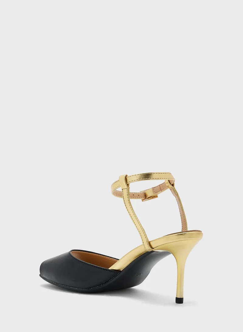 خزانة Peeptoe Ankle Strap Pump