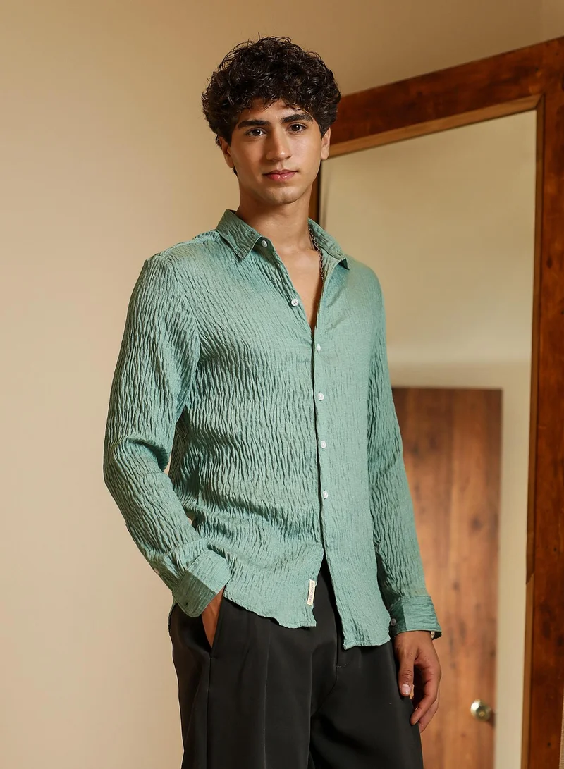 Campus Sutra Campus Sutra Men Solid Creased-Tactile Shirt | Spread Collar Long Cuffed Sleeves | Button Closure Curved Hem | Solid Creased | Woven Fabric For Casual & Daily Wear | Aqua Green