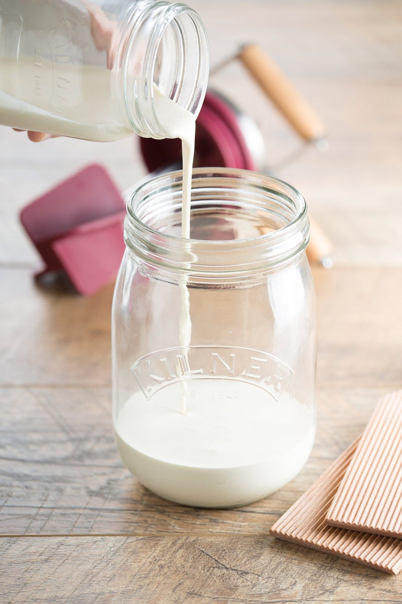 Kilner Premium 1L Airtight Glass Butter Churner for Home Made Butter Making, Whisker Jar for Beating, Blending, Whipping | Includes Hand Crank, Acacia Wood Handle & Stainless Steel Gear - Image 2