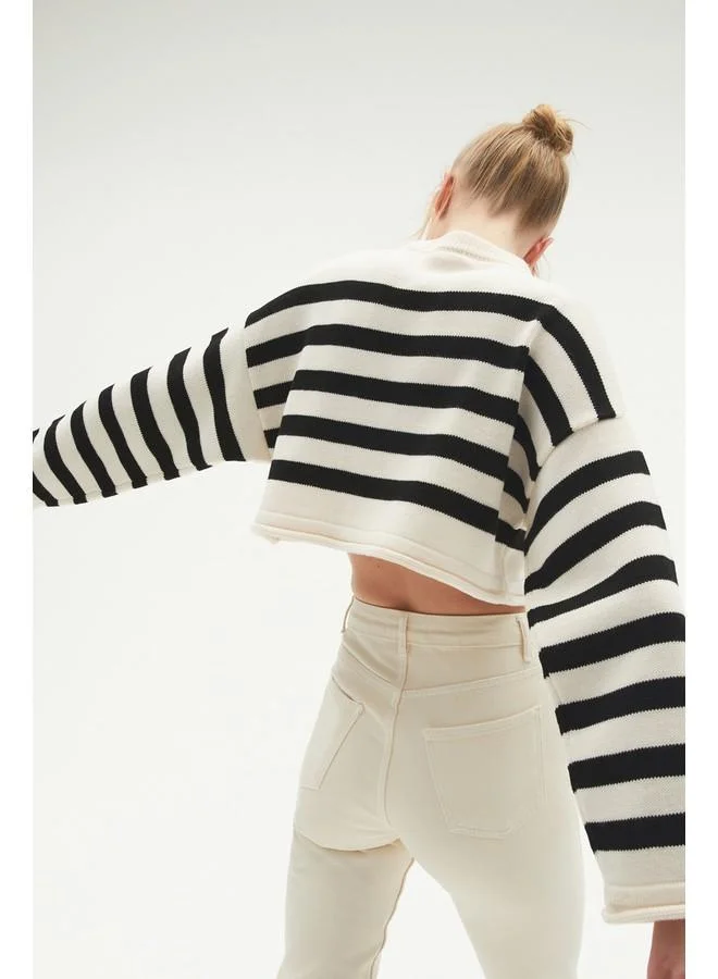 JUNE June Striped Crop Sweater Black - White