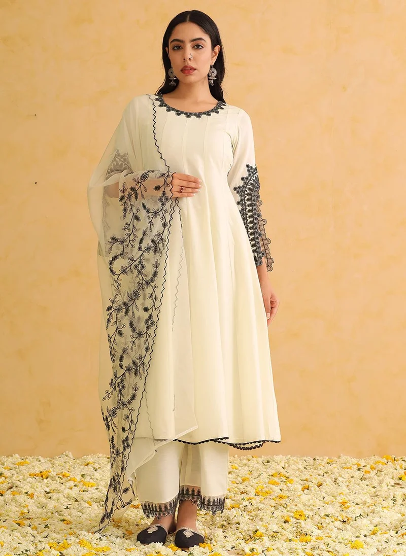 زيري سوق White Silk Blend Solid Embroidered Anarkali Set