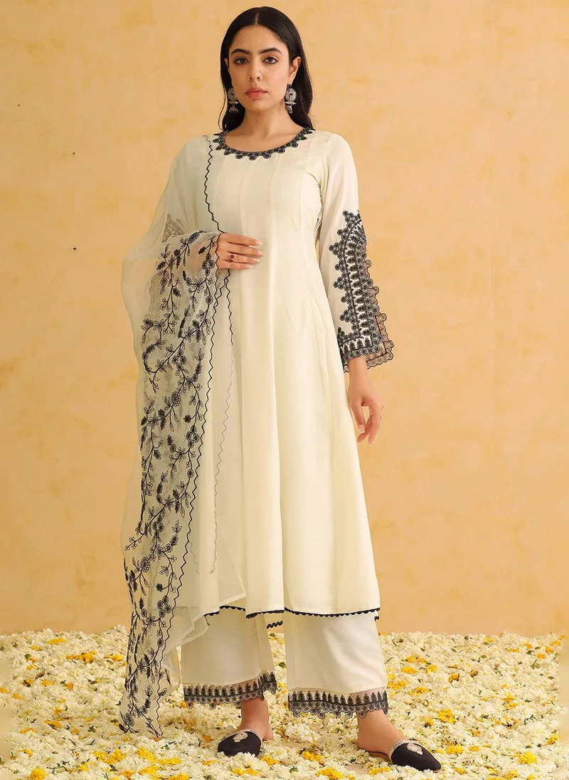 زيري سوق White Silk Blend Solid Embroidered Anarkali Set
