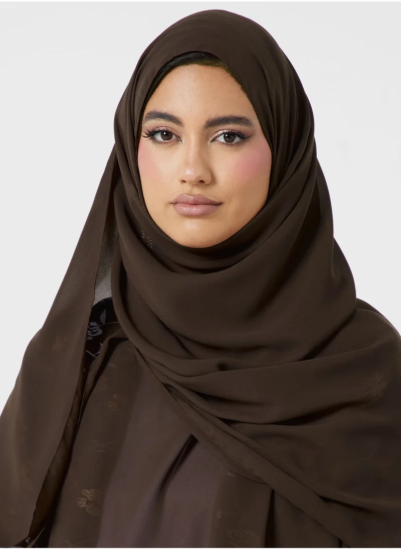 هيا كلوزيت عباية مطرزة بأكمام كيب مفتوحة