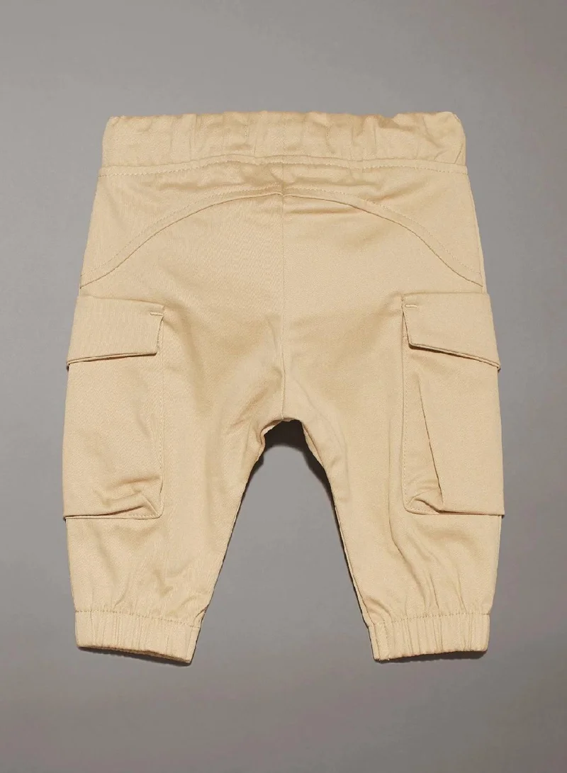 كالفن كلاين جينز بنطال كارجو منسوج للأطفال حديثي الولادة