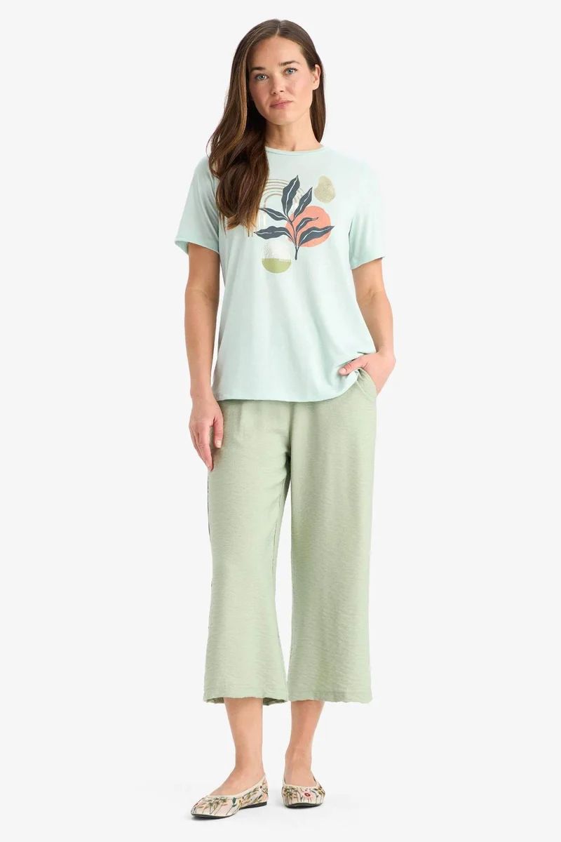 ديفاكتو Straight Leg Capri Pants