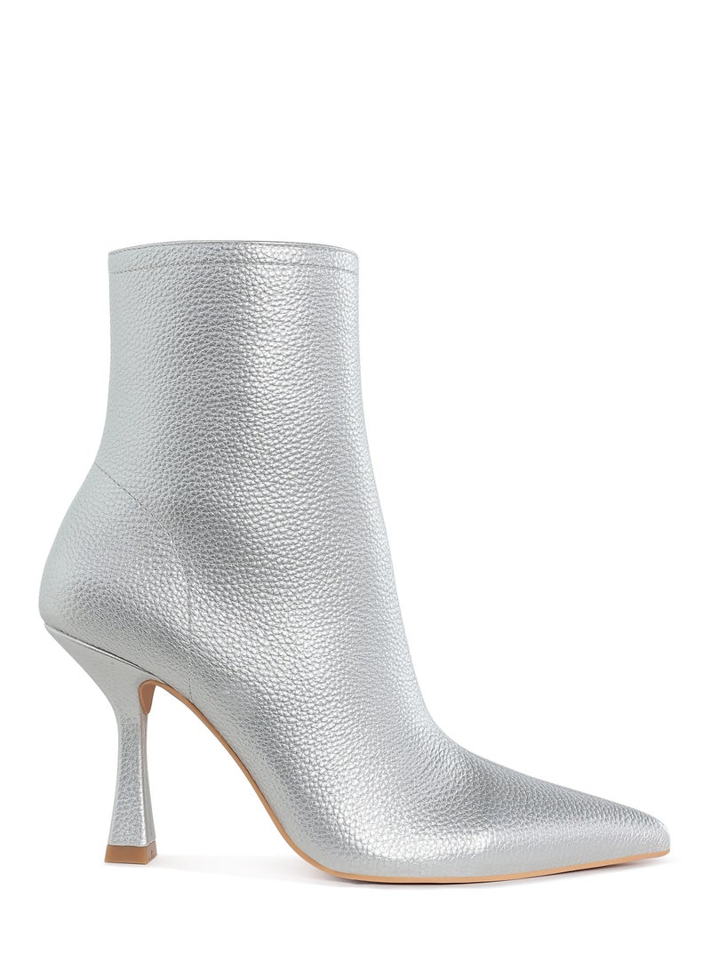 لندن راج حذاء نسائي قصير بكعب عالٍ مدبب ومعدني باللون الفضي من لندن راج. - Image 1