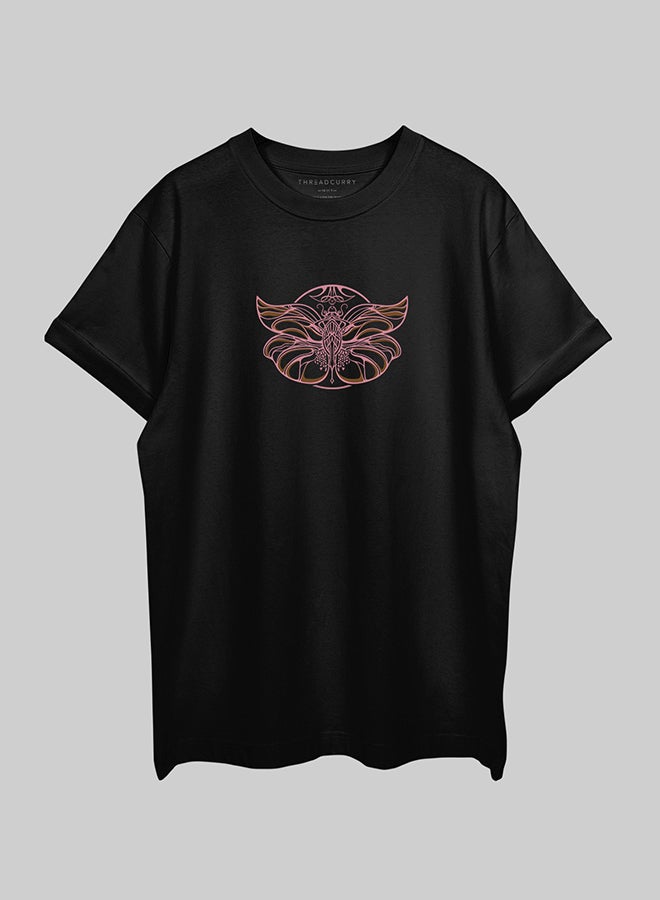 THREADCURRY تي شيرت قطن فضفاض مطبوع بأكتاف منسدلة مقاس كبير للرجال من THREADCURRY للرجال - Image 2