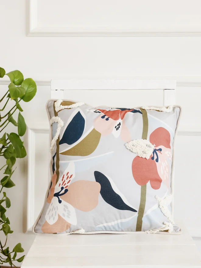 سانسكريتي هومز غطاء وسادة مخملي مربع بطبعة زهور من سانسكريتي هومز - ٤٥ × ٤٥ سم