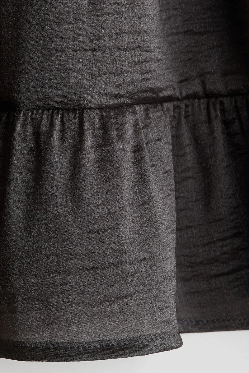 اتش اند ام تنورة بتصميم متدرج