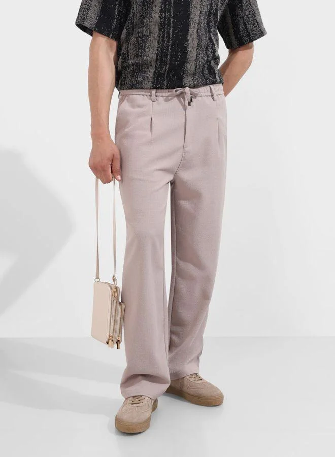شركة المرآب الهندية Men Relaxed Fit Textured Side Pocket Mid-Rise Trousers