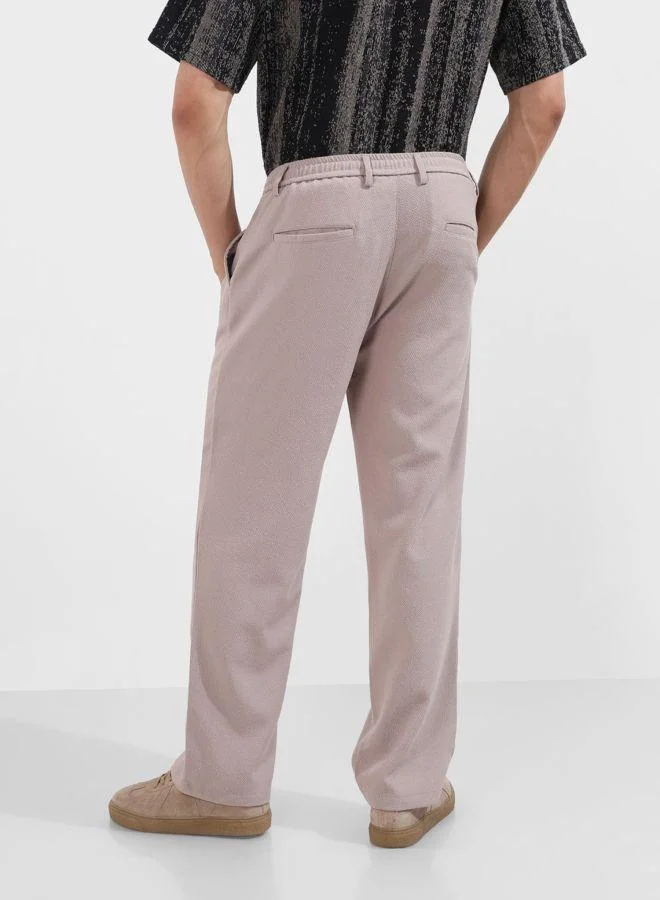 شركة المرآب الهندية Men Relaxed Fit Textured Side Pocket Mid-Rise Trousers