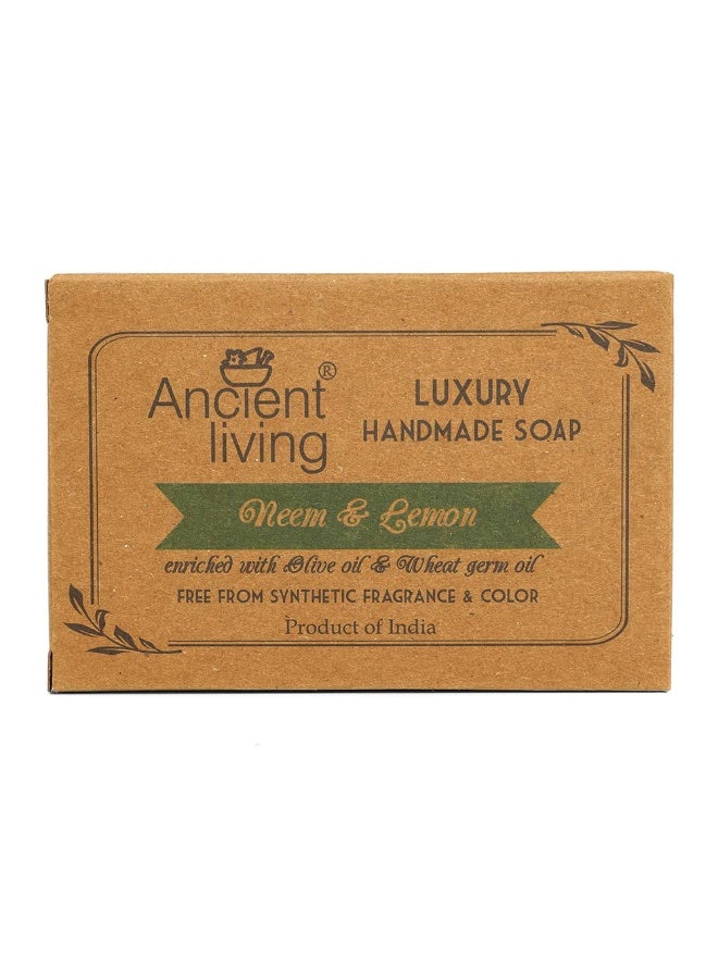 إنشنت ليفنج صابون "أنشنت ليفينغ" (Ancient Living) الفاخر المصنوع يدوياً بخلاصة النيم والليمون - (عبوة من 5 قطع) - وزن 100 جم للقطعة - صابون استحمام منعش ومرطب للبشرة المعرضة لحب الشباب والشوائب - مثالي لجميع أنواع البشرة. - Image 4
