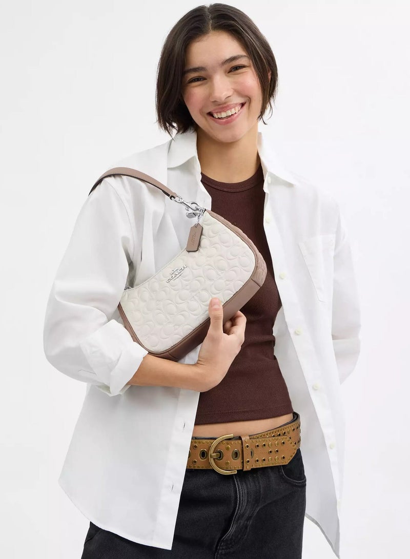 كوتش اوت ليت حقيبة كتف نسائية من Coach Teri مصنوعة من الجلد المميز، حقيبة يد نسائية، حقيبة هوبو نسائية، حقيبة توت نسائية، حقيبة سفر نسائية، بيضاء مميزة، 24 سم - Image 3