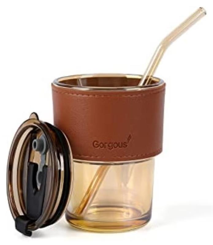 جورجس كوب زجاجي مقاوم للحرارة مع غطاء جلد مناسب للشاي والماء والقهوة والحليب والمشروبات ومزود بغطاء علوي مقاوم للتسرب وماصة - Image 1