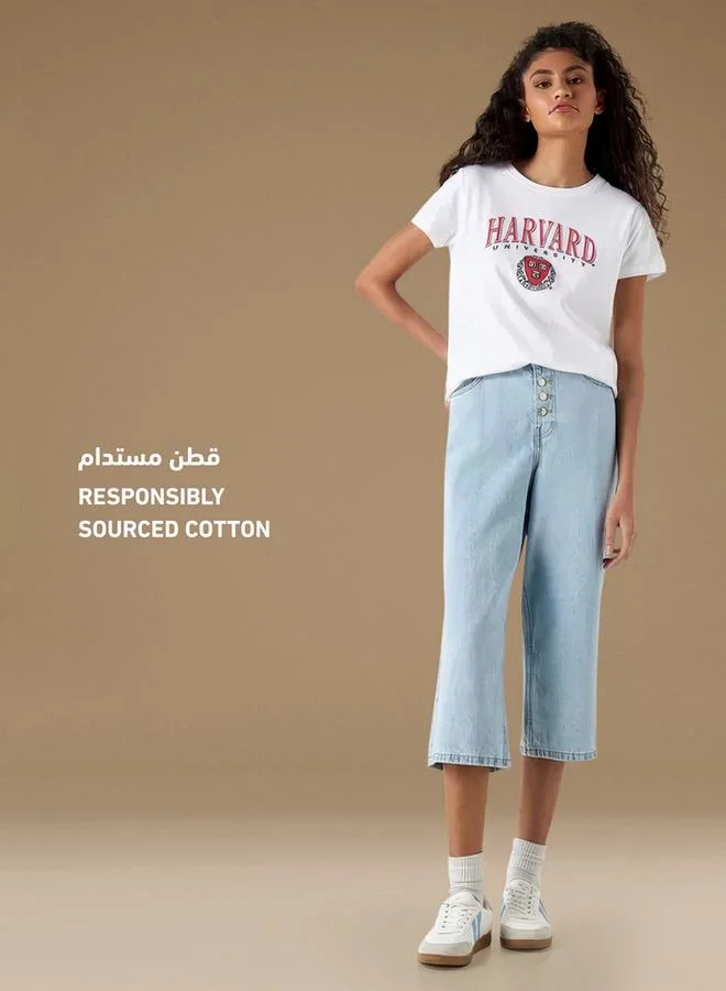 اس بي كاركترز تيشيرت بياقة ضيّقة وأكمام قصيرة وطبعات جامعة هارفرد