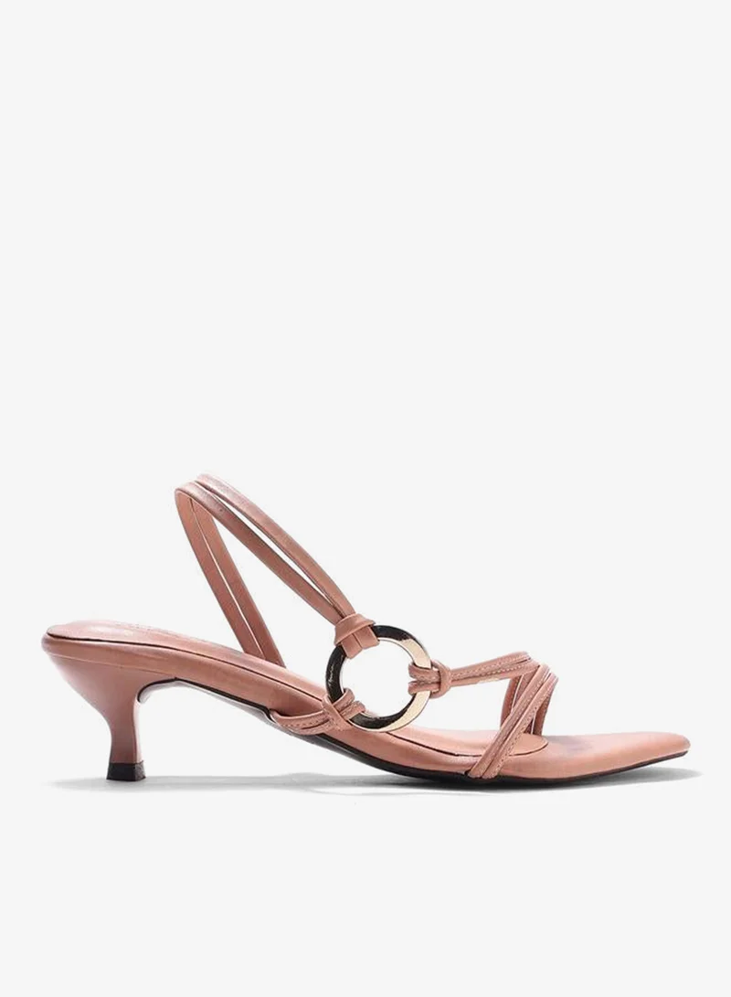 حكايات الأزواج صندل بسيور متقاطعة وحلقة معدنية