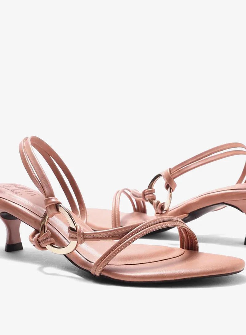 حكايات الأزواج صندل بسيور متقاطعة وحلقة معدنية