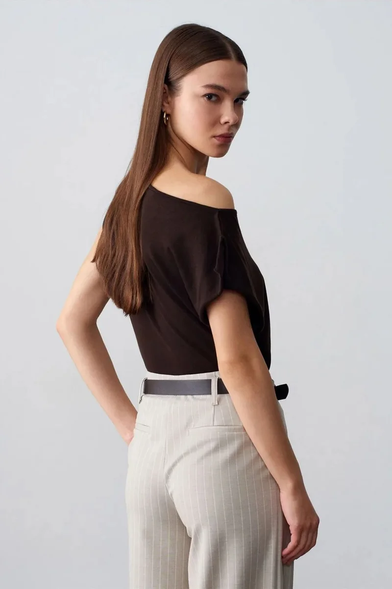 DILVIN Off-Shoulder Sleeveless Crepe Blouse
