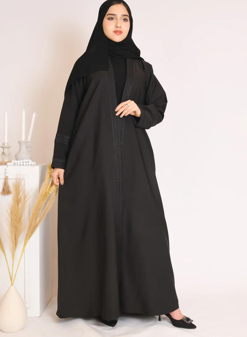HAWRAA ABAYA Black abaya with black embroidery and a pleat at the back