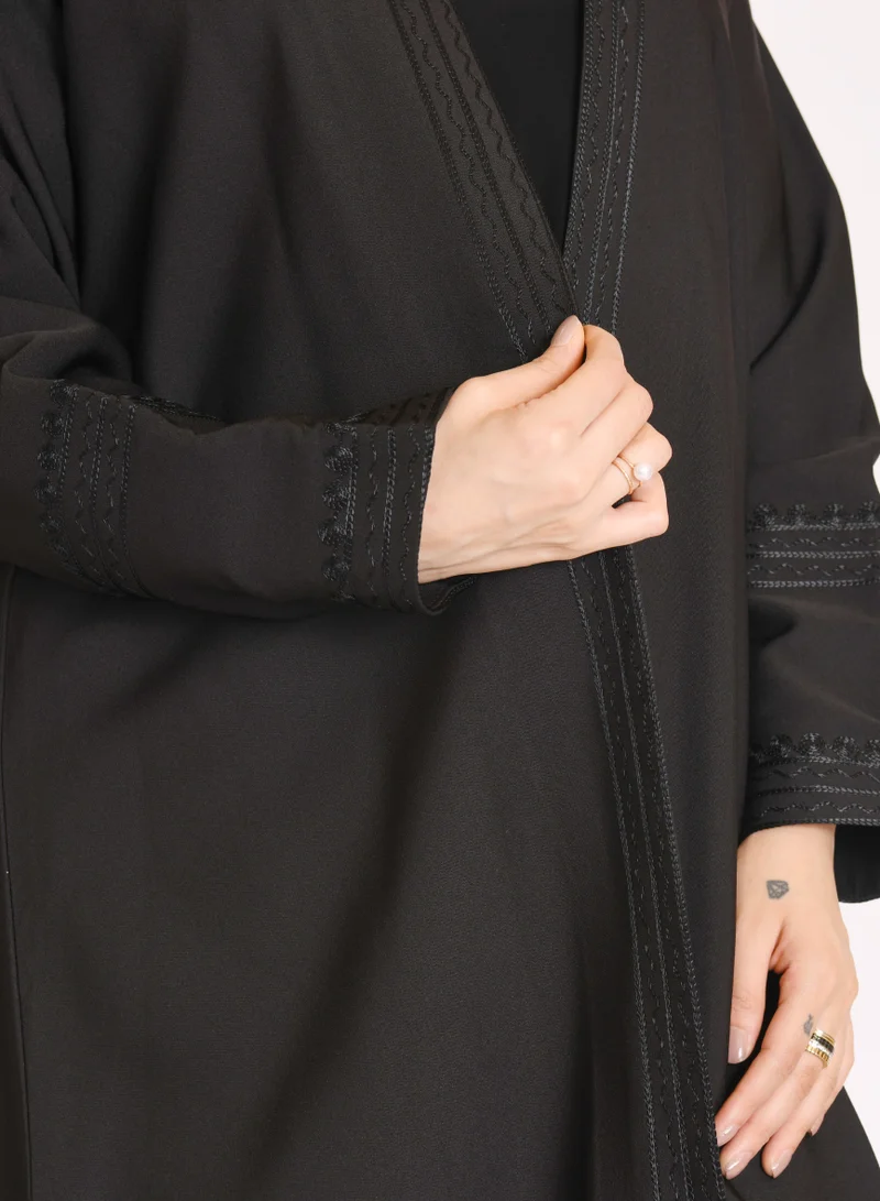 HAWRAA ABAYA Black abaya with black embroidery and a pleat at the back