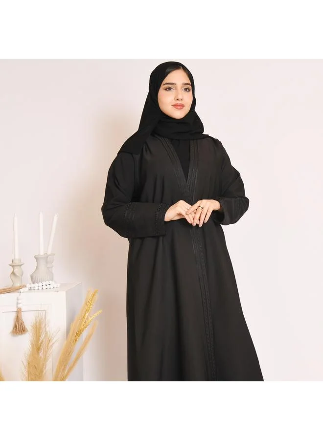 HAWRAA ABAYA Black abaya with black embroidery and a pleat at the back