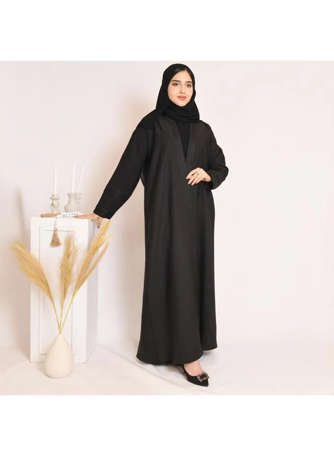 HAWRAA ABAYA Black abaya with black embroidery and a pleat at the back