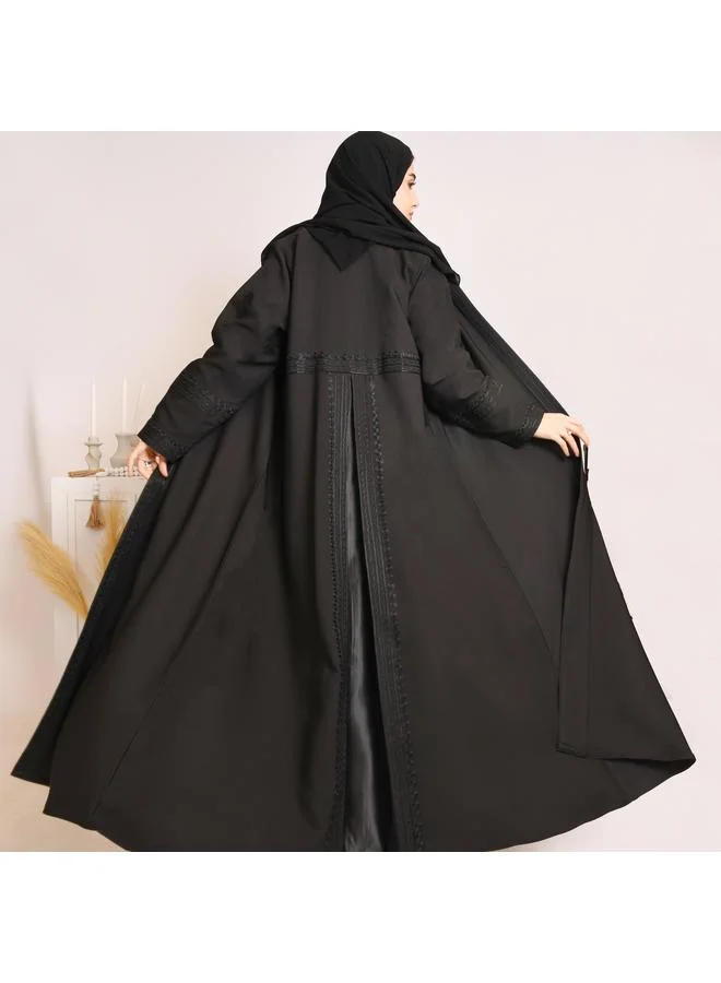 HAWRAA ABAYA Black abaya with black embroidery and a pleat at the back