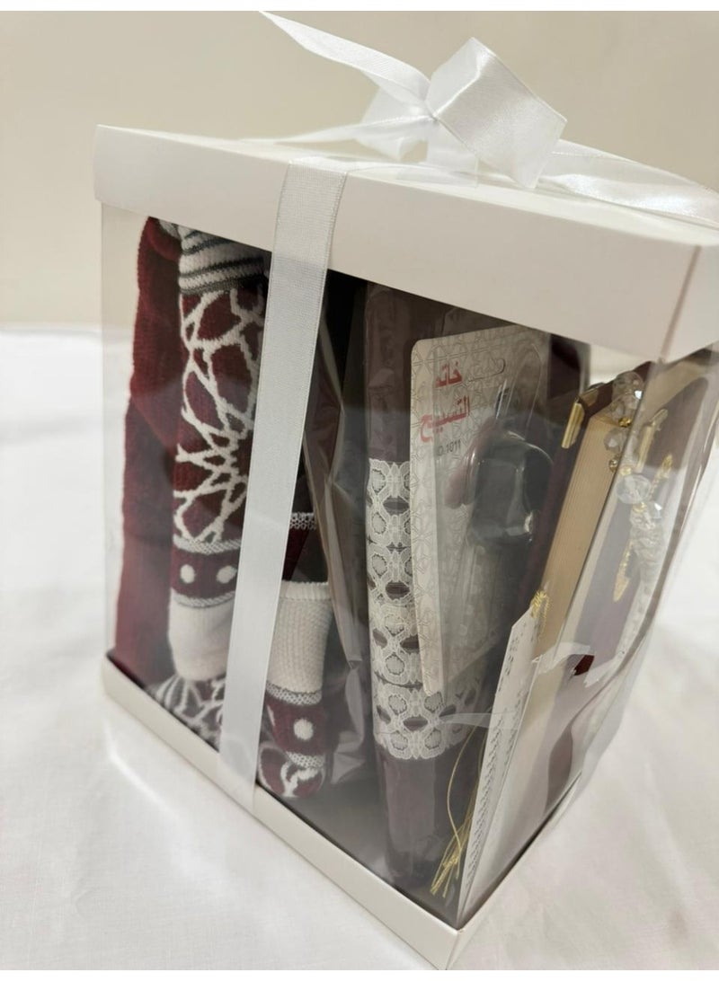 Box prayer mat set consisting of a Quran, prayer mat, prayer beads, and Quran bookmark - Image 2