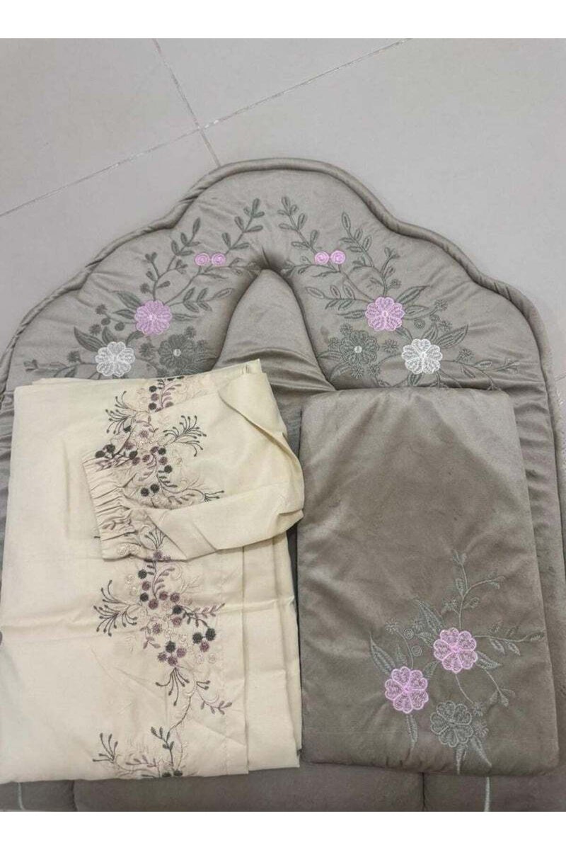 Embroidered padded foam prayer rug with a Mard prayer shawl, excellent cool material - Image 3