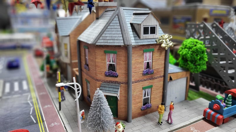 The CityBuilder Corner Row House Model Making Kit by The CityBuilder 1:43 Scale (7mm) O Gauge - Image 5