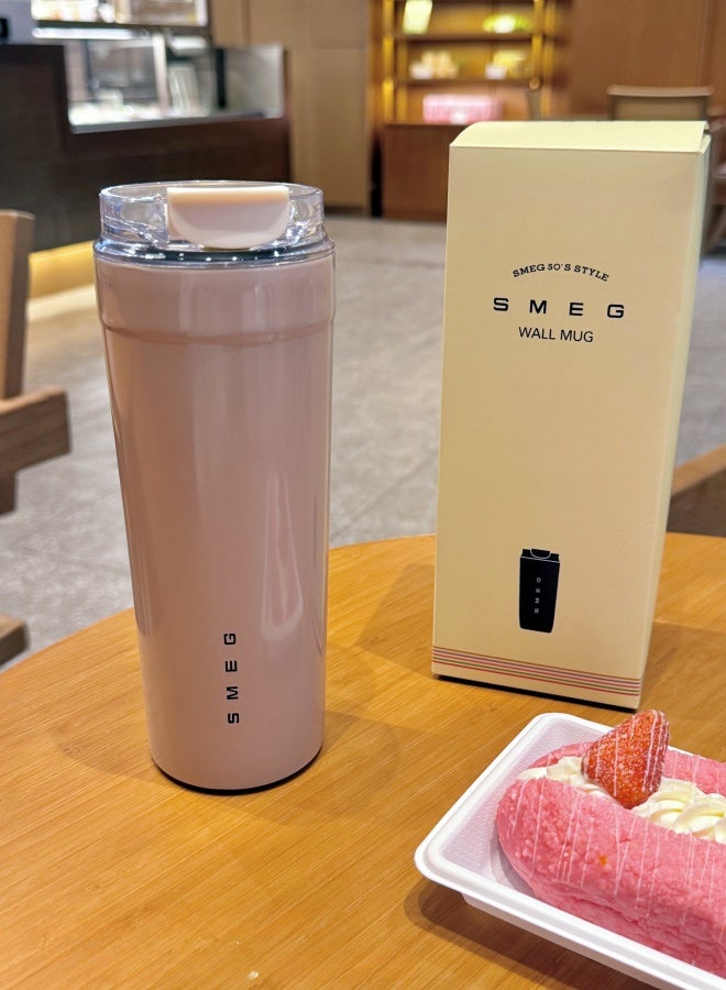 سميج كوب قهوة للسفر من SMEG، كوب قهوة معزول بسعة 550 مللي مع غطاء مانع للتسرب، يدوم طويلاً، ترمس قهوة للسفر وردي اللون - Image 1