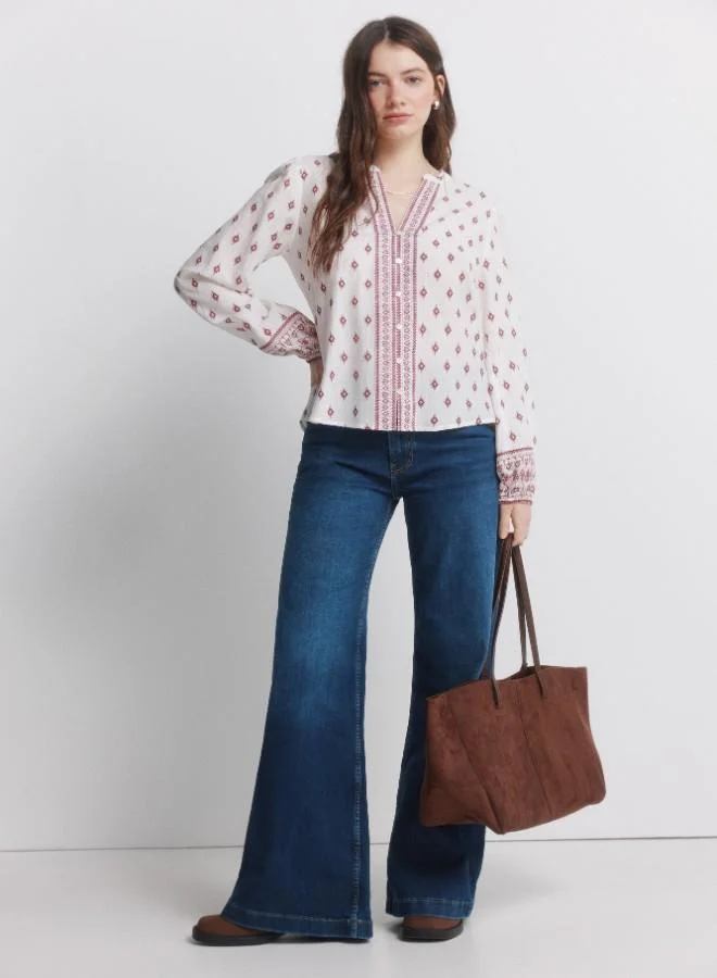 Springfield Printed voluminous long sleeve shirt. Round neck with V-neck opening. Front buttons. Elasticated cuffs. This garment is made from 100% sustainable cotton.