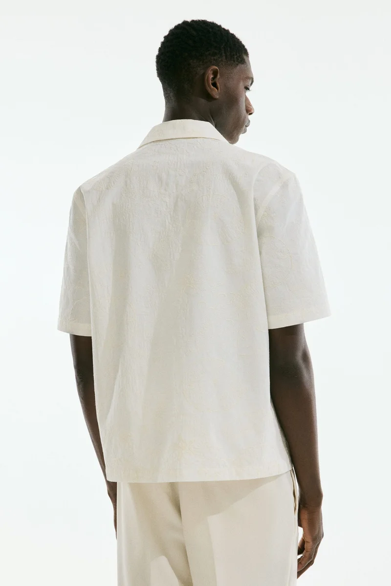 اتش اند ام قميص ريزورت مطرز بقصّة عادية