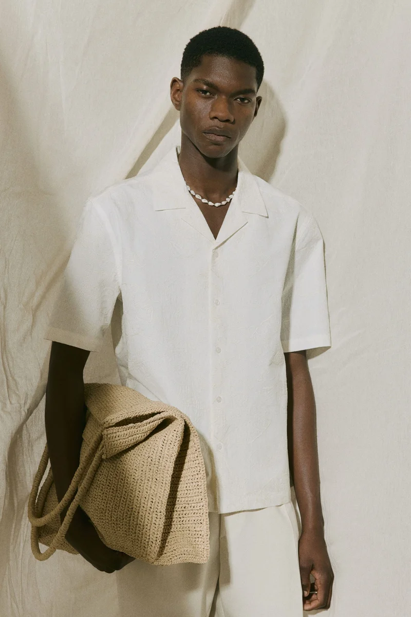 اتش اند ام قميص ريزورت مطرز بقصّة عادية