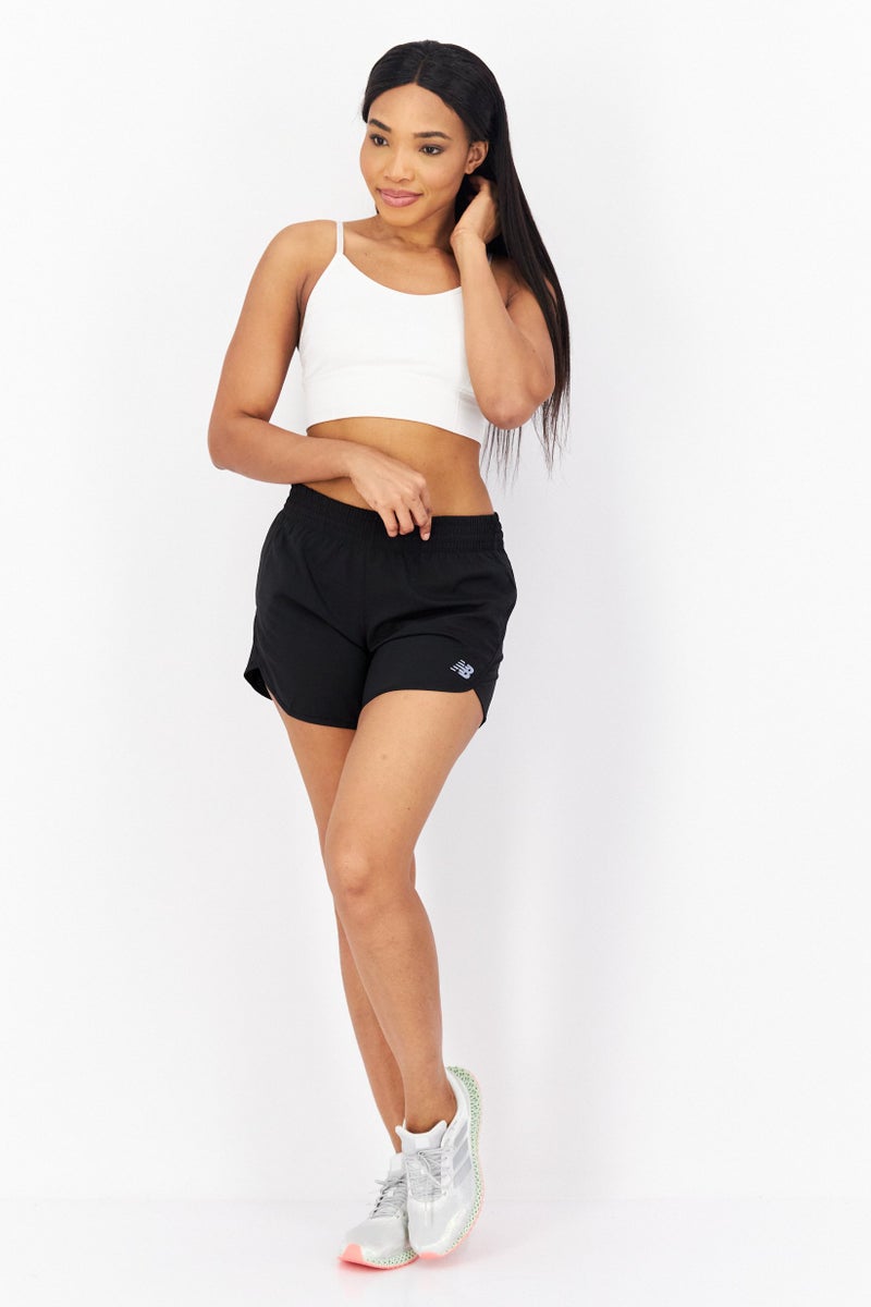 New Balance شورت رياضي نسائي للجري بشعار العلامة التجارية، أسود - Image 2