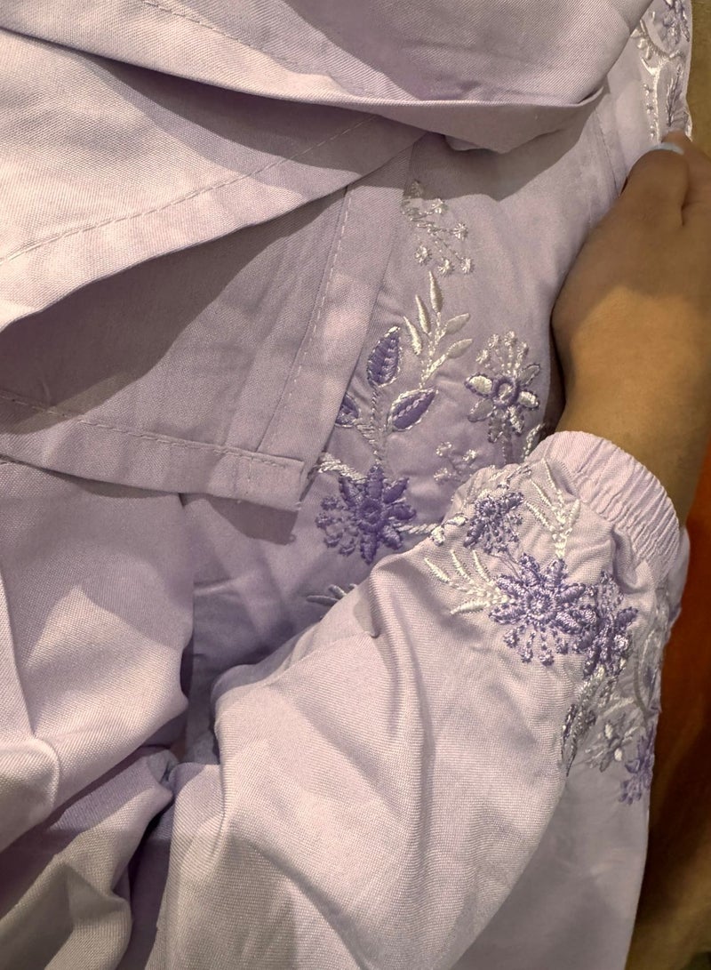 شرشف صلاة فاخر، ناعم ومطرز بلمسات ورود أنيقة، مع حجاب مدمج وتغطية كاملة لمظهر محتشم وراحة مثالية، بمقاس واحد يناسب الجميع - Image 2