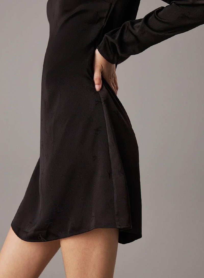 كالفن كلاين جينز فستان جاكار قصير من الساتان مزين بشعار كلفن كلاين - Image 4