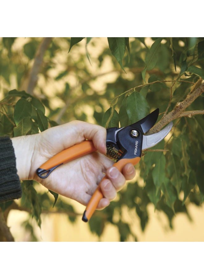 Fiskars مقص تقليم بypass، سعة قطع 5/8 بوصة، مقص يدوي SoftGrip للأيدي الصغيرة، الشفرة تبقى حادة مع الاستخدام المكثف مع طلاء مقاوم للصدأ ومنخفض الاحتكاك - Image 3