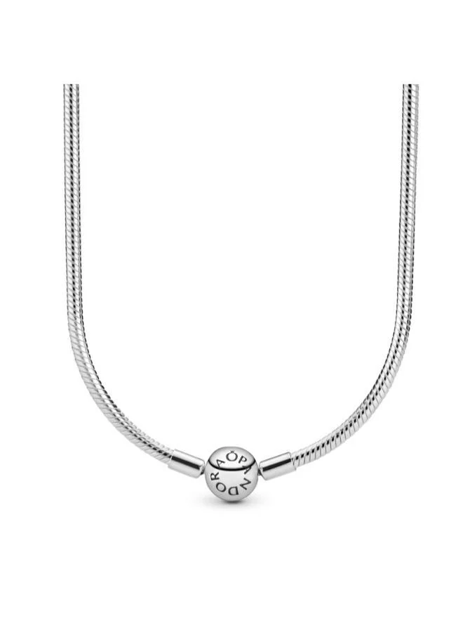 Silver necklace with round clasp