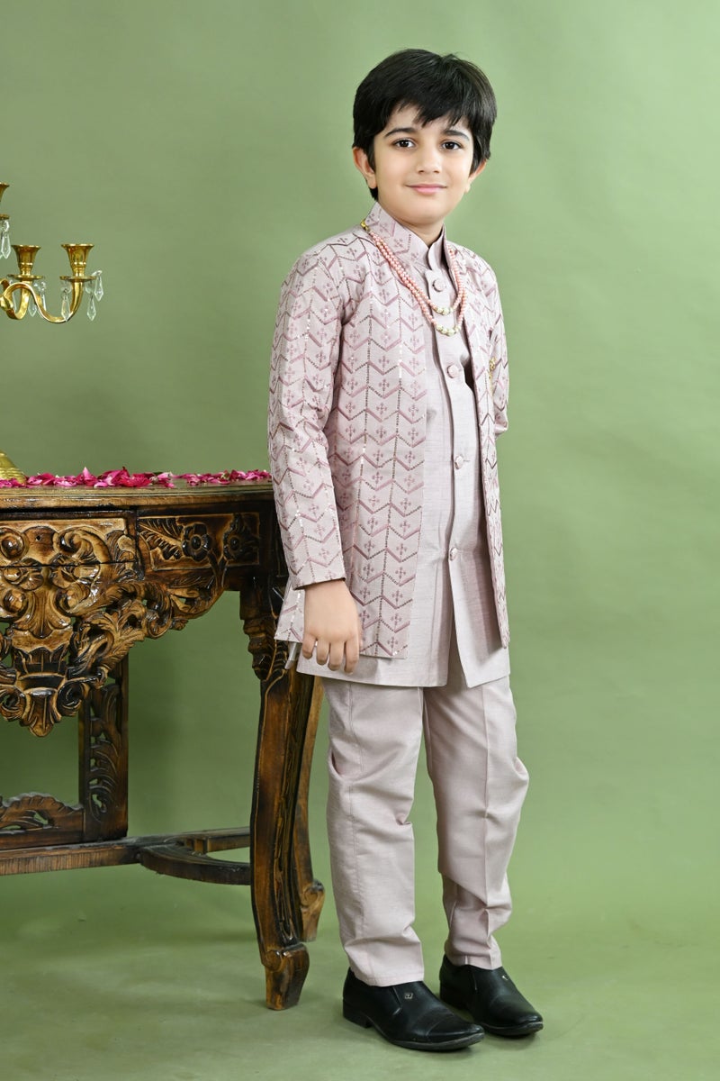 بي تي ديزايز طقم شرواني مطرز بالبصل المتعرج للأولاد - Image 3