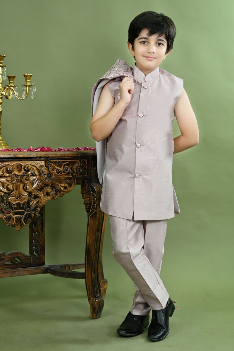 بي تي ديزايز طقم شرواني مطرز بالبصل المتعرج للأولاد - Image 4