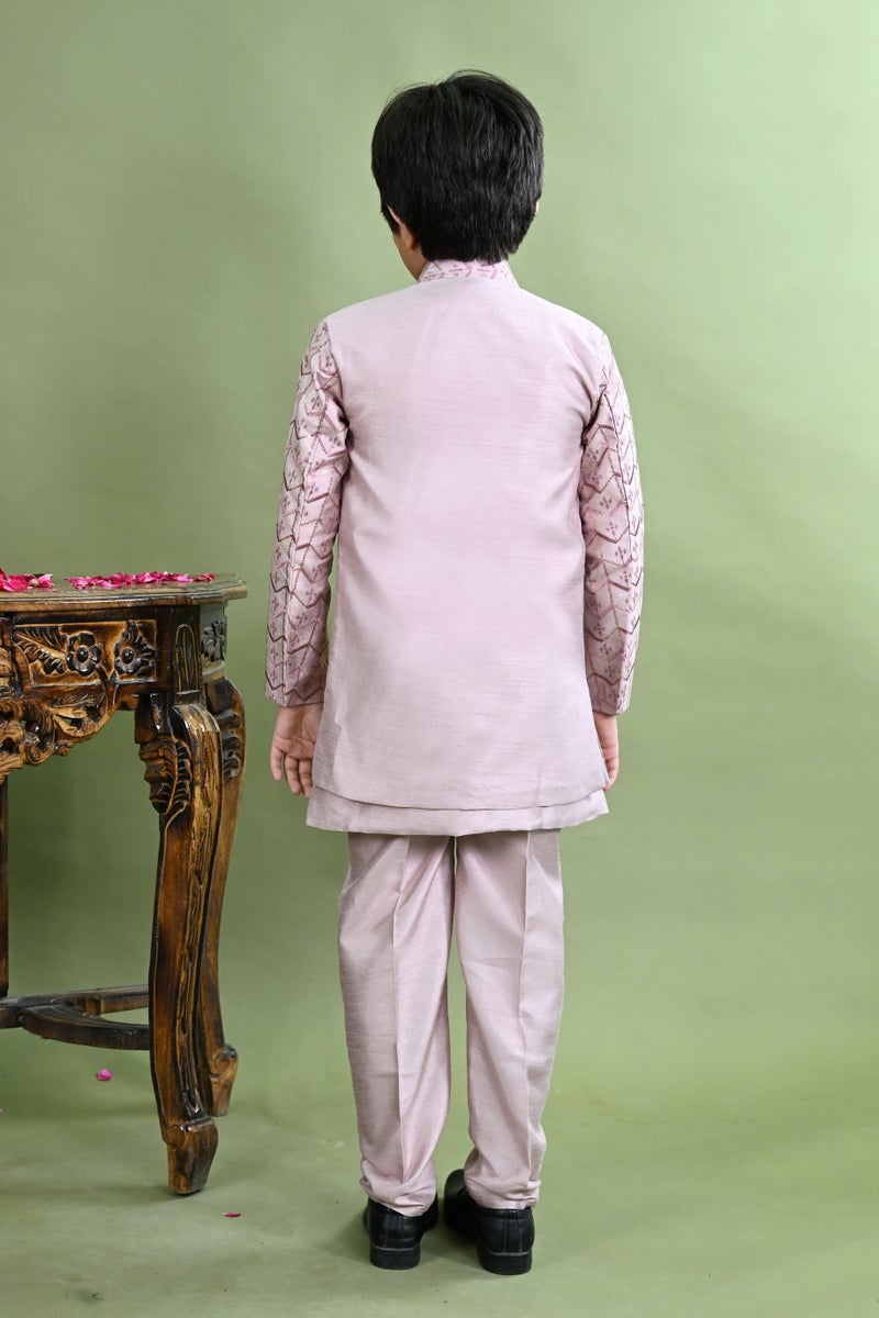 بي تي ديزايز طقم شرواني مطرز بالبصل المتعرج للأولاد - Image 2