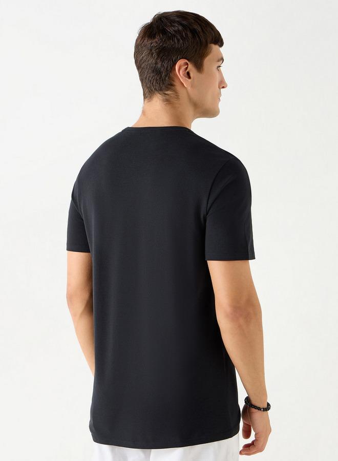 ايكونيك تيشيرت بياقة ضيقة وأكمام قصيرة وطبعات شعار من آيكونيك - Image 3