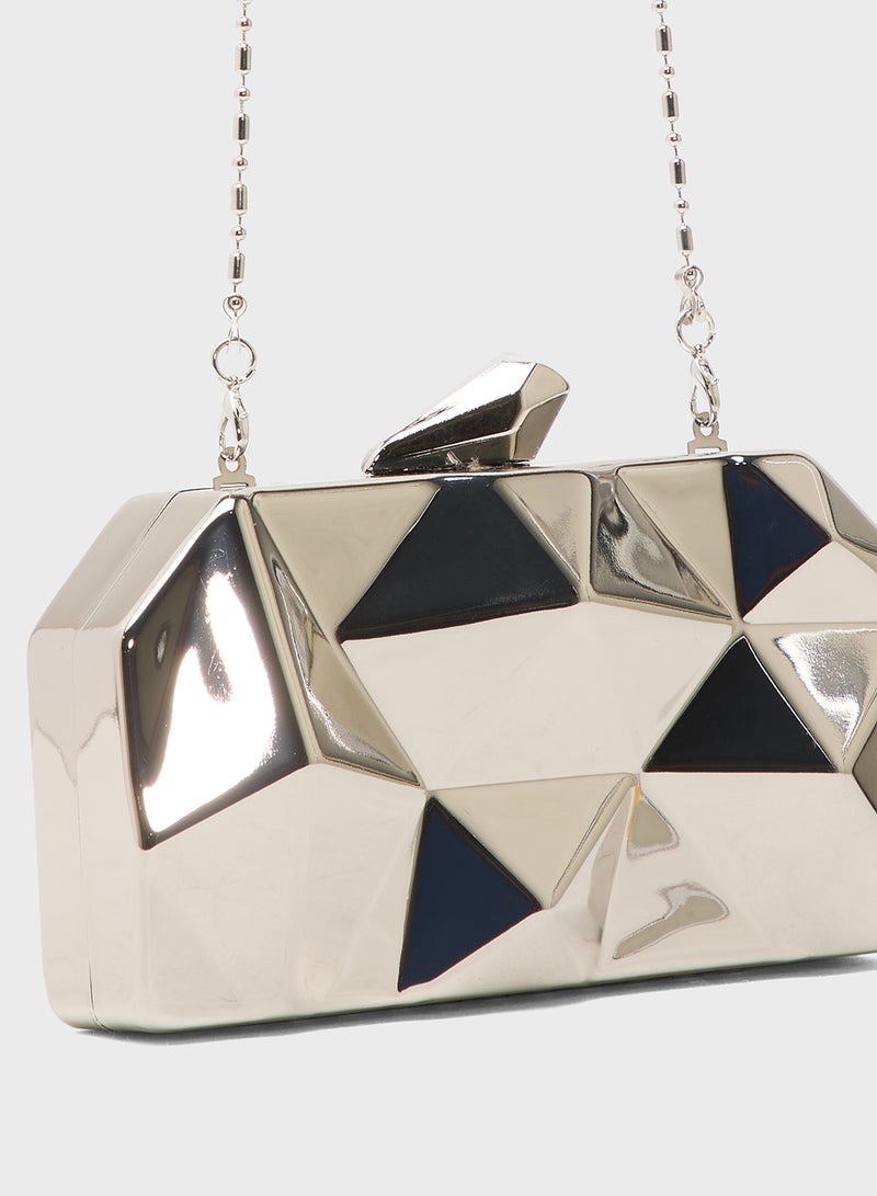 حقيبة يد معدنية هندسية مميزة