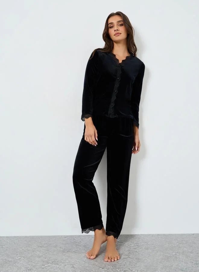 تايك تو طقماما من بلوزة ببطانة دانتيل بمظهر المخمل وبنطال